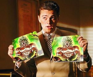 Leonardo DiCaprio mit Bildern von Broly in der Hand