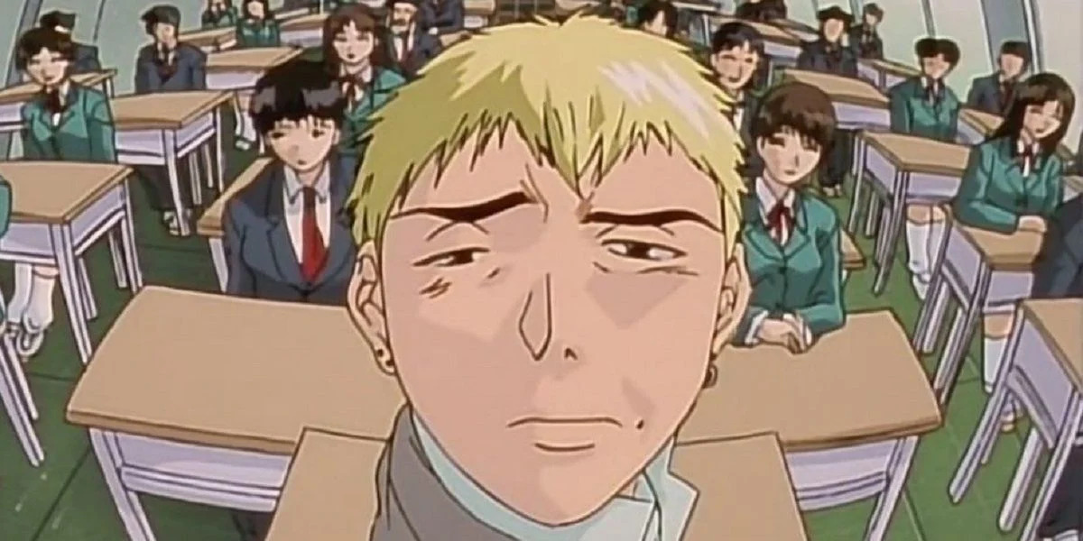 Great Teacher Onizuka steht vor seiner Klasse und schaut überfordert in die Kamera.